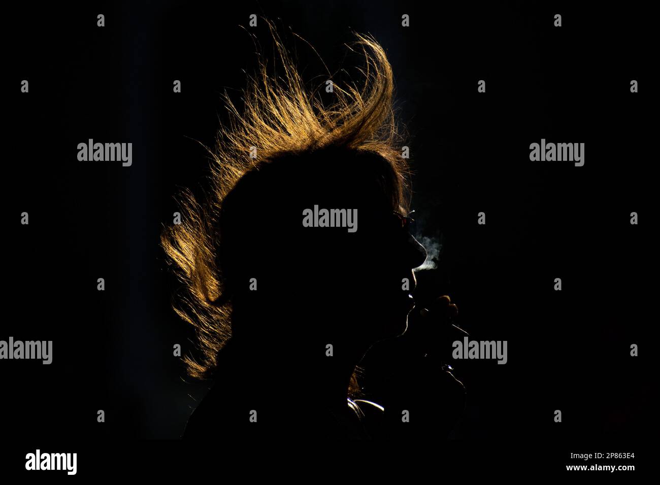 Santiago, Metropolitana, Chile. 8. März 2023. Eine Frau raucht eine Zigarette, während der Wind der U-Bahn ihr Haar hebt, während ein märz anlässlich des Internationalen Frauentags in Santiago, Chile. (Kreditbild: © Matias Basualdo/ZUMA Press Wire) NUR REDAKTIONELLE VERWENDUNG! Nicht für den kommerziellen GEBRAUCH! Kredit: ZUMA Press, Inc./Alamy Live News Stockfoto