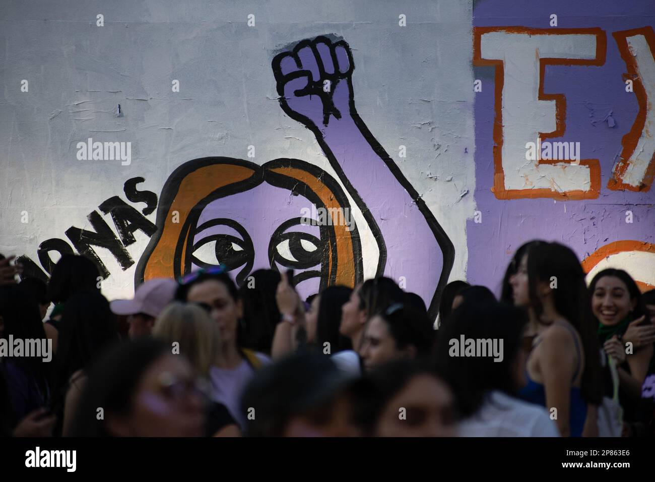 Santiago, Metropolitana, Chile. 8. März 2023. Frauen nehmen an einem märz anlässlich des Internationalen Frauentags in Santiago, Chile, Teil. (Kreditbild: © Matias Basualdo/ZUMA Press Wire) NUR REDAKTIONELLE VERWENDUNG! Nicht für den kommerziellen GEBRAUCH! Kredit: ZUMA Press, Inc./Alamy Live News Stockfoto