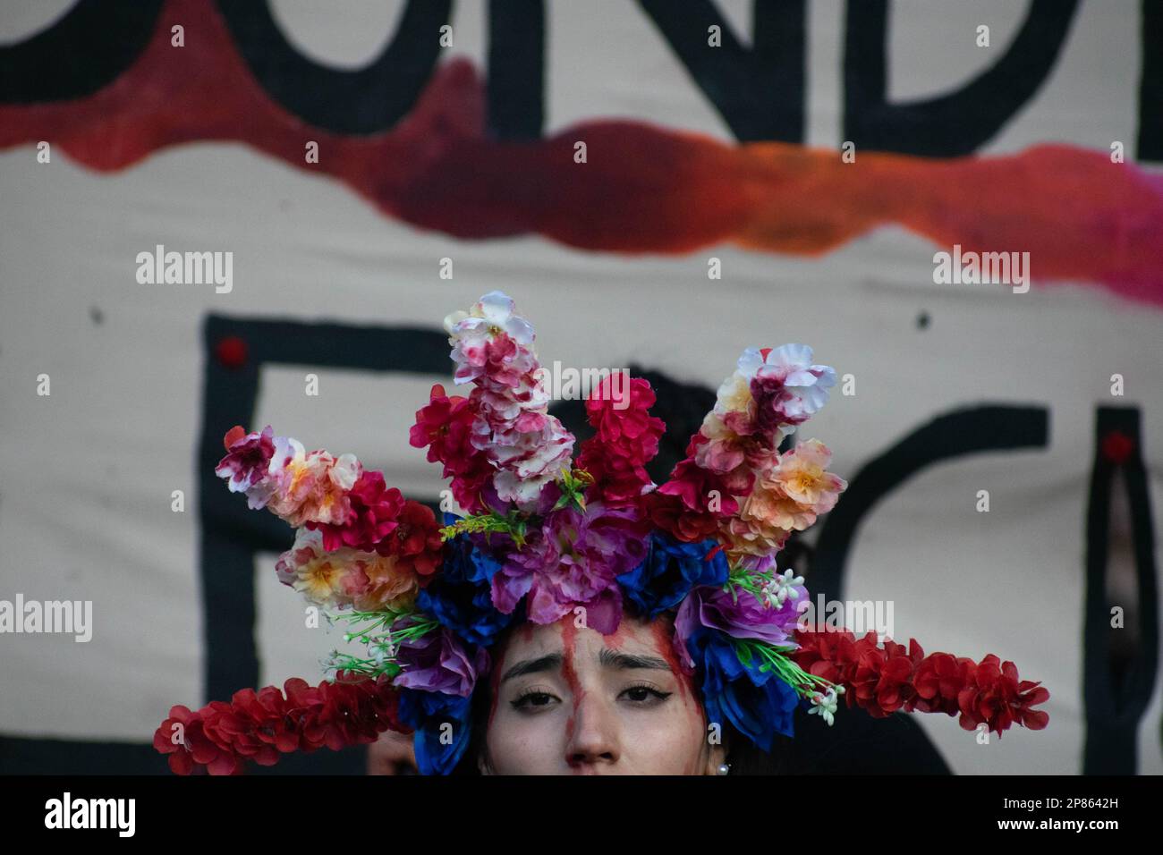 Santiago, Metropolitana, Chile. 8. März 2023. Eine Frau tritt während eines marsches zum Internationalen Frauentag in Santiago, Chile auf. (Kreditbild: © Matias Basualdo/ZUMA Press Wire) NUR REDAKTIONELLE VERWENDUNG! Nicht für den kommerziellen GEBRAUCH! Kredit: ZUMA Press, Inc./Alamy Live News Stockfoto