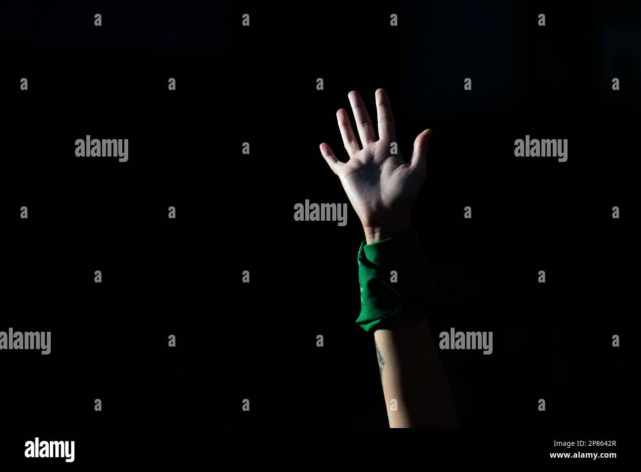 Santiago, Metropolitana, Chile. 8. März 2023. Eine Frau hebt ihre Hand mit einem grünen Häuptling für eine Abtreibung, während eines marsches anlässlich des Internationalen Frauentags in Santiago, Chile. (Kreditbild: © Matias Basualdo/ZUMA Press Wire) NUR REDAKTIONELLE VERWENDUNG! Nicht für den kommerziellen GEBRAUCH! Kredit: ZUMA Press, Inc./Alamy Live News Stockfoto