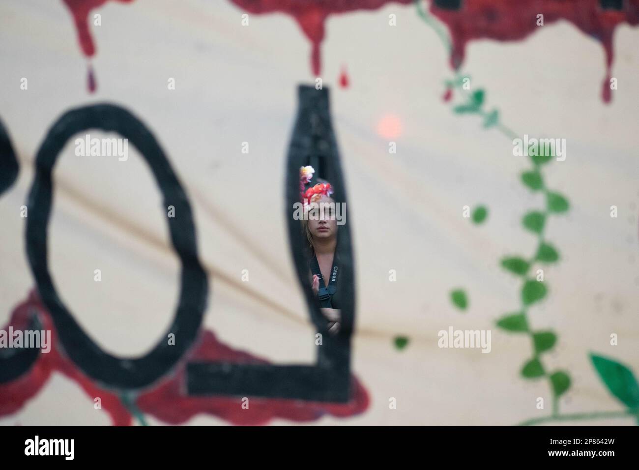 Santiago, Metropolitana, Chile. 8. März 2023. Eine Frau wird während eines marsches zum Internationalen Frauentag in Santiago, Chile, durch ein Banner gesehen. (Kreditbild: © Matias Basualdo/ZUMA Press Wire) NUR REDAKTIONELLE VERWENDUNG! Nicht für den kommerziellen GEBRAUCH! Kredit: ZUMA Press, Inc./Alamy Live News Stockfoto