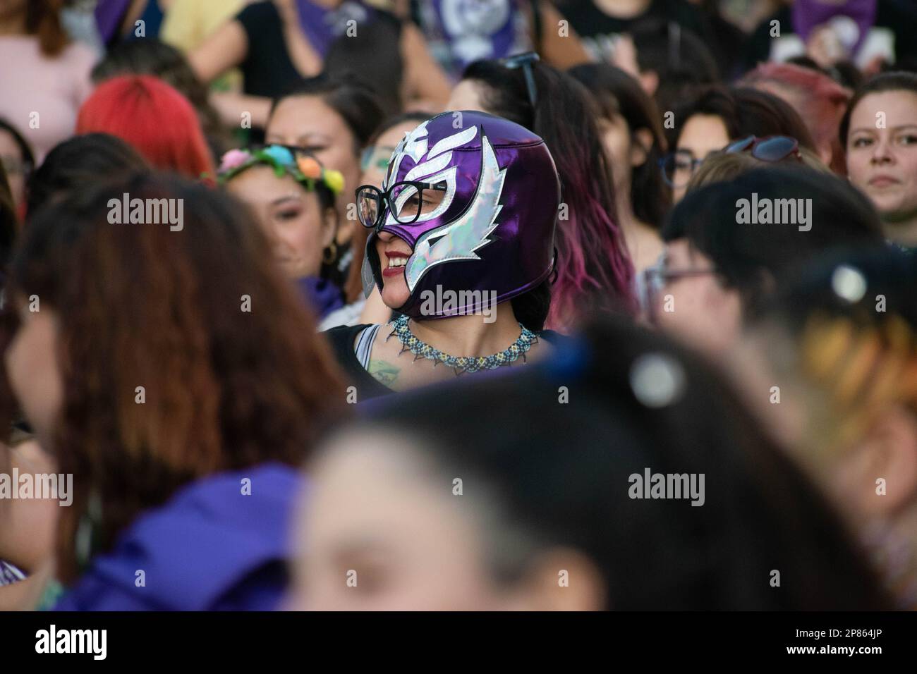 Santiago, Metropolitana, Chile. 8. März 2023. Eine maskierte Frau tritt während eines marsches zum Internationalen Frauentag in Santiago, Chile auf. (Kreditbild: © Matias Basualdo/ZUMA Press Wire) NUR REDAKTIONELLE VERWENDUNG! Nicht für den kommerziellen GEBRAUCH! Kredit: ZUMA Press, Inc./Alamy Live News Stockfoto