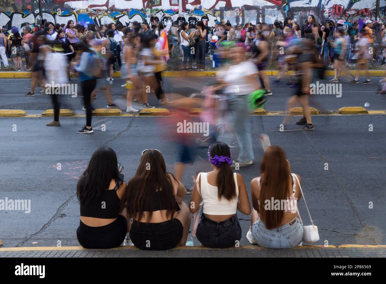 Santiago, Metropolitana, Chile. 8. März 2023. Frauen sehen einen marsch anlässlich des Internationalen Frauentags in Santiago, Chile. (Kreditbild: © Matias Basualdo/ZUMA Press Wire) NUR REDAKTIONELLE VERWENDUNG! Nicht für den kommerziellen GEBRAUCH! Kredit: ZUMA Press, Inc./Alamy Live News Stockfoto