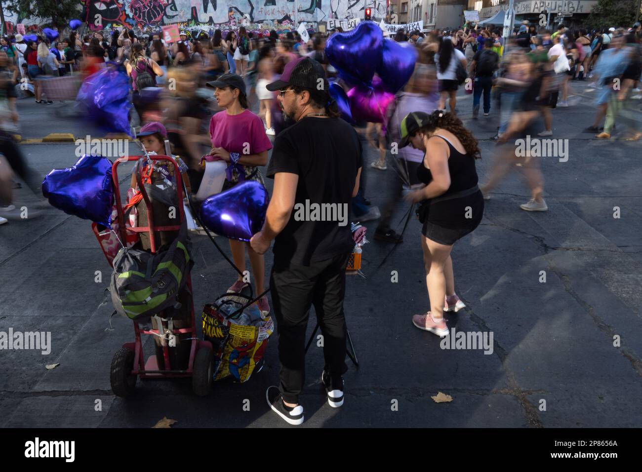 Santiago, Metropolitana, Chile. 8. März 2023. Ein Mann verkauft Ballons während eines marsches anlässlich des Internationalen Frauentags in Santiago, Chile. (Kreditbild: © Matias Basualdo/ZUMA Press Wire) NUR REDAKTIONELLE VERWENDUNG! Nicht für den kommerziellen GEBRAUCH! Kredit: ZUMA Press, Inc./Alamy Live News Stockfoto