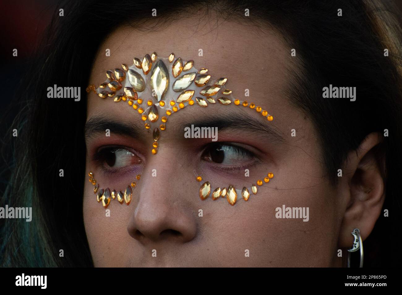 Santiago, Metropolitana, Chile. 8. März 2023. Eine Frau nimmt an einem marsch zum Internationalen Frauentag in Santiago, Chile Teil. (Kreditbild: © Matias Basualdo/ZUMA Press Wire) NUR REDAKTIONELLE VERWENDUNG! Nicht für den kommerziellen GEBRAUCH! Kredit: ZUMA Press, Inc./Alamy Live News Stockfoto