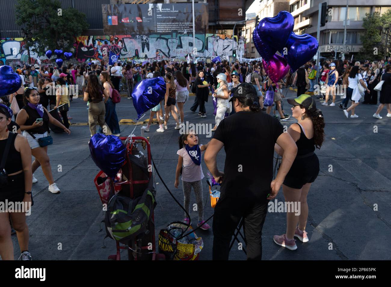 Santiago, Metropolitana, Chile. 8. März 2023. Ein Mädchen kauft einen Ballon während eines märz anlässlich des Internationalen Frauentags in Santiago, Chile. (Kreditbild: © Matias Basualdo/ZUMA Press Wire) NUR REDAKTIONELLE VERWENDUNG! Nicht für den kommerziellen GEBRAUCH! Kredit: ZUMA Press, Inc./Alamy Live News Stockfoto
