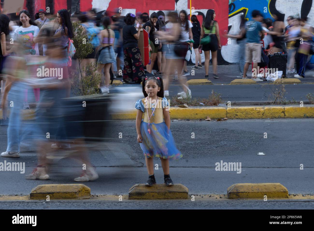 Santiago, Metropolitana, Chile. 8. März 2023. Ein Mädchen besucht den marsch anlässlich des Internationalen Frauentags in Santiago, Chile. (Kreditbild: © Matias Basualdo/ZUMA Press Wire) NUR REDAKTIONELLE VERWENDUNG! Nicht für den kommerziellen GEBRAUCH! Kredit: ZUMA Press, Inc./Alamy Live News Stockfoto