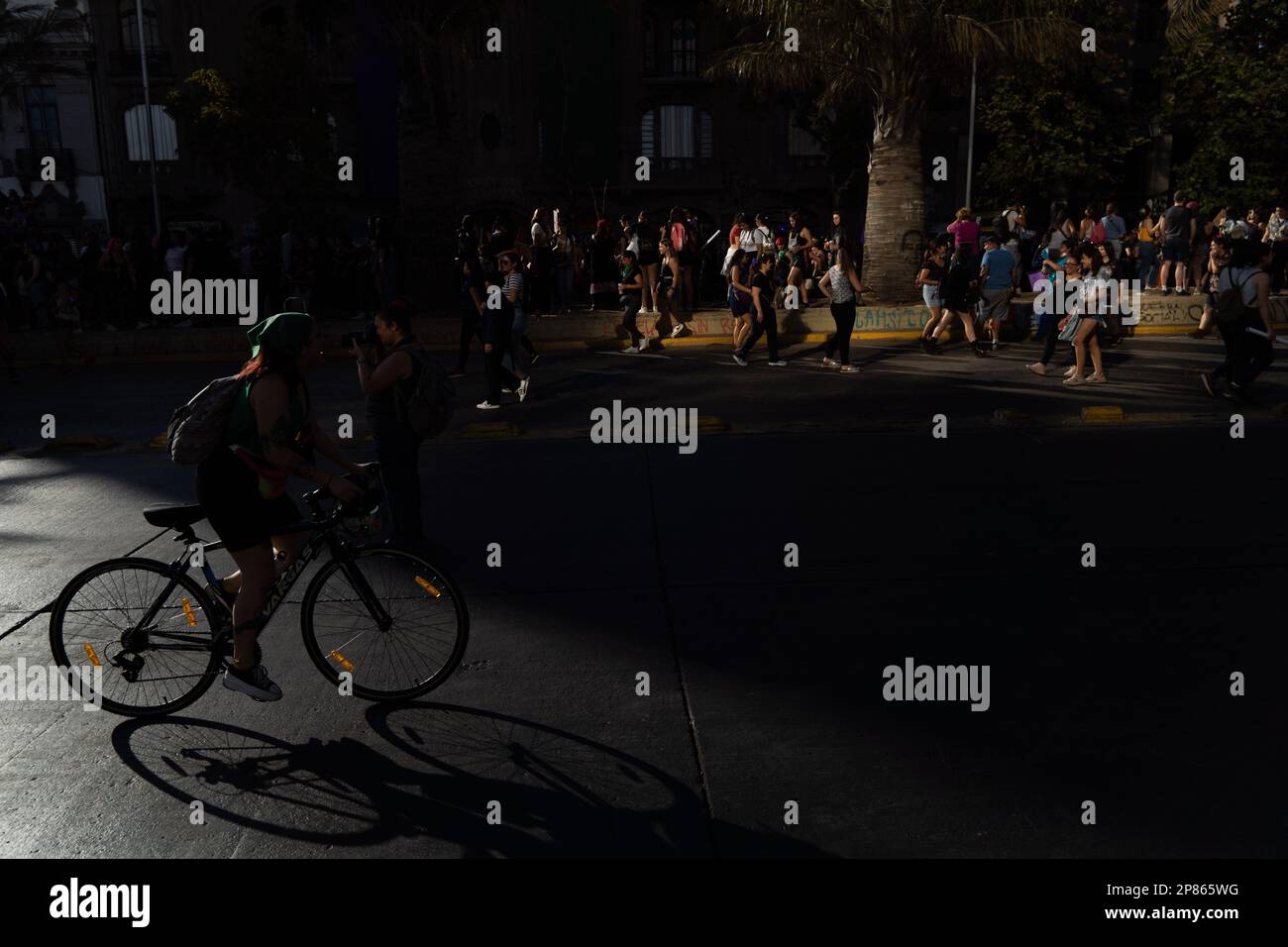 Santiago, Metropolitana, Chile. 8. März 2023. Frauen marschieren am Internationalen Frauentag in Santiago, Chile. (Kreditbild: © Matias Basualdo/ZUMA Press Wire) NUR REDAKTIONELLE VERWENDUNG! Nicht für den kommerziellen GEBRAUCH! Kredit: ZUMA Press, Inc./Alamy Live News Stockfoto