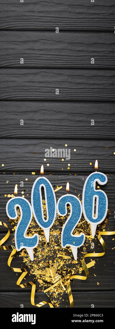 Neujahrsfeier 2026 Grußkarte Hintergrund Blau Zahlen 2026 mit goldener Partydekoration, Konfetti auf dunklem Holzhintergrund. Flach liegend, Merry Stockfoto