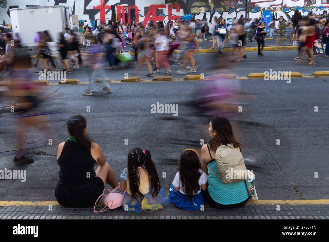 Santiago, Metropolitana, Chile. 8. März 2023. Zwei Frauen und ihre Töchter sitzen auf der Straße während eines märz anlässlich des Internationalen Frauentags in Santiago, Chile. (Kreditbild: © Matias Basualdo/ZUMA Press Wire) NUR REDAKTIONELLE VERWENDUNG! Nicht für den kommerziellen GEBRAUCH! Kredit: ZUMA Press, Inc./Alamy Live News Stockfoto