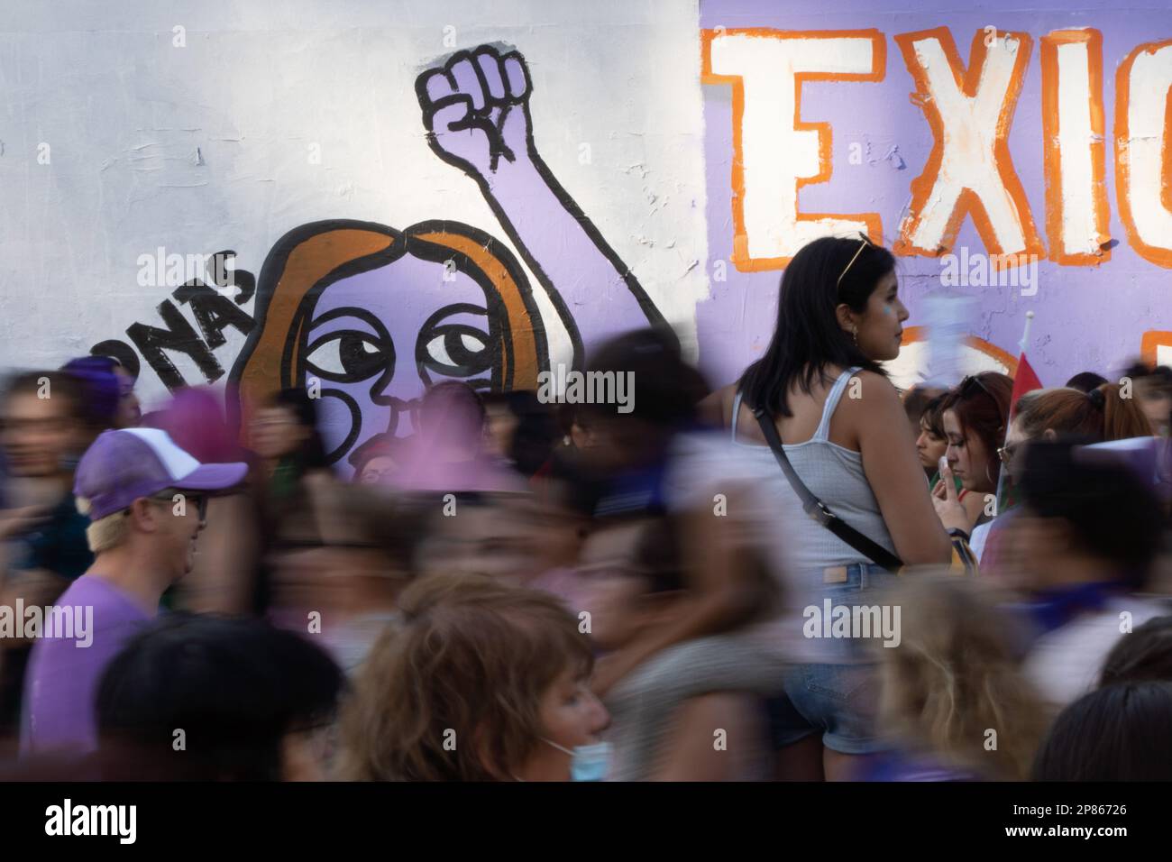 Santiago, Metropolitana, Chile. 8. März 2023. Frauen nehmen an einem märz anlässlich des Internationalen Frauentags in Santiago, Chile, Teil. (Kreditbild: © Matias Basualdo/ZUMA Press Wire) NUR REDAKTIONELLE VERWENDUNG! Nicht für den kommerziellen GEBRAUCH! Kredit: ZUMA Press, Inc./Alamy Live News Stockfoto