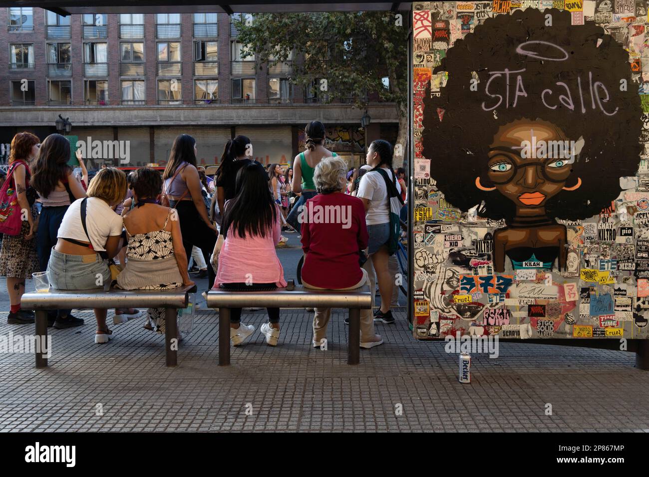 Santiago, Metropolitana, Chile. 8. März 2023. Frauen sitzen an einer Bushaltestelle während eines märz anlässlich des Internationalen Frauentags in Santiago, Chile. (Kreditbild: © Matias Basualdo/ZUMA Press Wire) NUR REDAKTIONELLE VERWENDUNG! Nicht für den kommerziellen GEBRAUCH! Kredit: ZUMA Press, Inc./Alamy Live News Stockfoto
