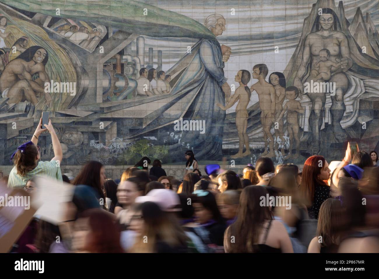 Santiago, Metropolitana, Chile. 8. März 2023. Frauen marschieren vor einem Mosaikgemälde von Gabriela Mistral, während eines marsches anlässlich des Internationalen Frauentags in Santiago, Chile. (Kreditbild: © Matias Basualdo/ZUMA Press Wire) NUR REDAKTIONELLE VERWENDUNG! Nicht für den kommerziellen GEBRAUCH! Kredit: ZUMA Press, Inc./Alamy Live News Stockfoto