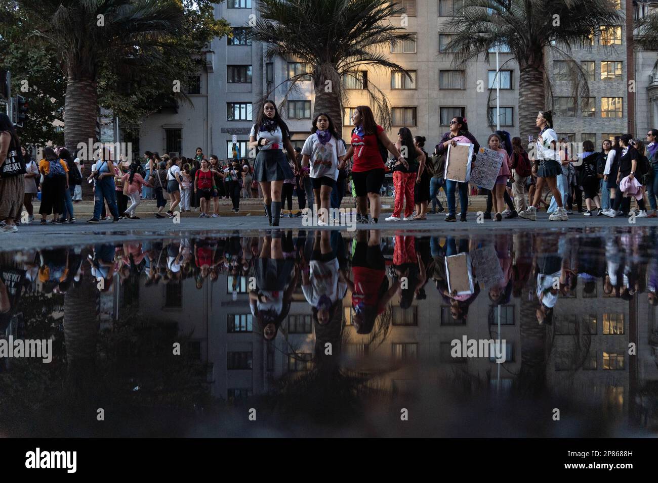 Santiago, Metropolitana, Chile. 8. März 2023. Frauen marschieren am Internationalen Frauentag in Santiago, Chile. (Kreditbild: © Matias Basualdo/ZUMA Press Wire) NUR REDAKTIONELLE VERWENDUNG! Nicht für den kommerziellen GEBRAUCH! Kredit: ZUMA Press, Inc./Alamy Live News Stockfoto
