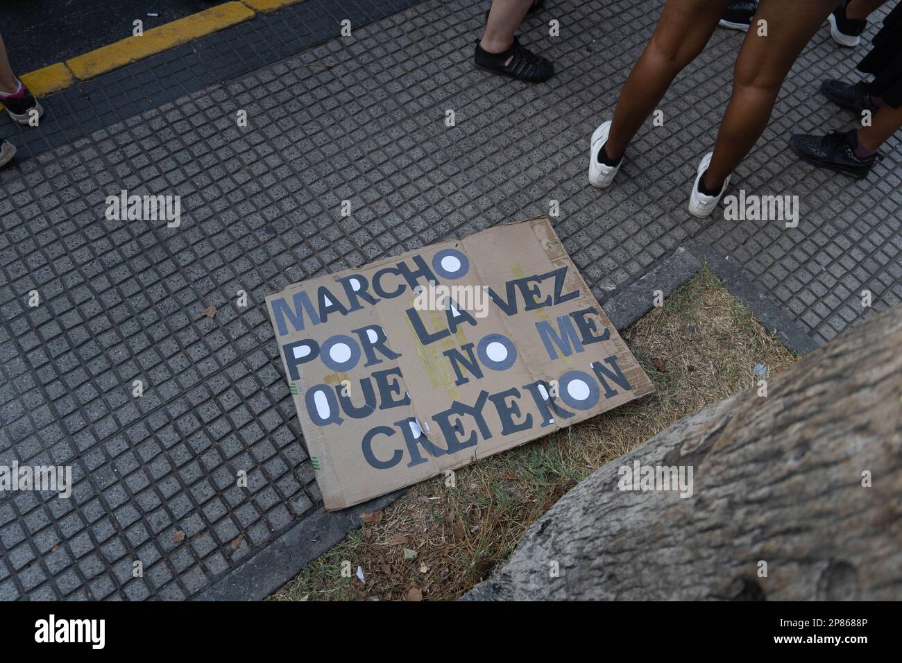Santiago, Metropolitana, Chile. 8. März 2023. Ein Banner mit dem Satz „Ich marschiere für die Zeit, die sie mir nicht geglaubt haben“ wird während eines märz anlässlich des Internationalen Frauentags in Santiago, Chile, auf dem Boden gelassen. (Kreditbild: © Matias Basualdo/ZUMA Press Wire) NUR REDAKTIONELLE VERWENDUNG! Nicht für den kommerziellen GEBRAUCH! Kredit: ZUMA Press, Inc./Alamy Live News Stockfoto