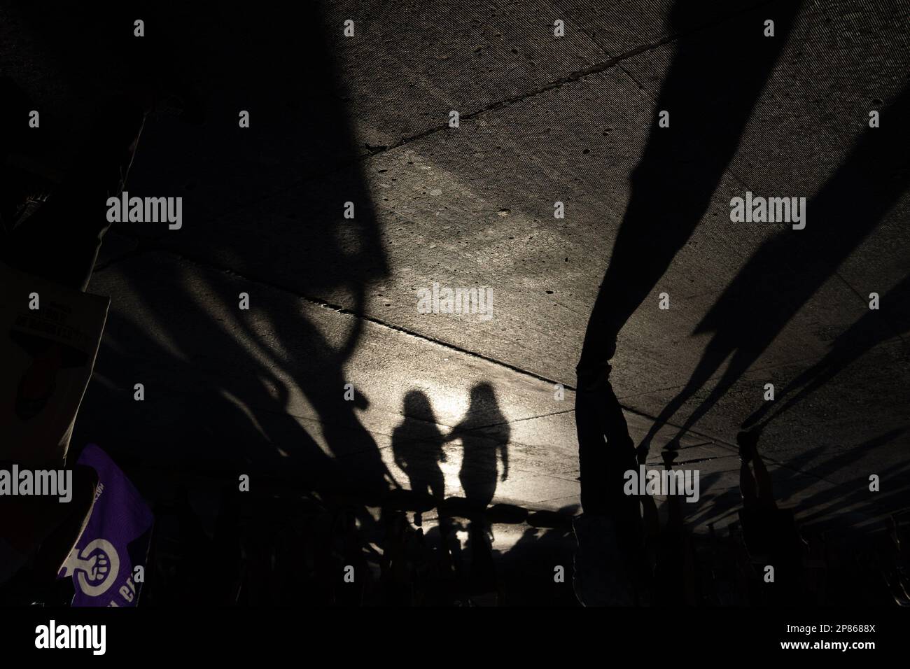 Santiago, Metropolitana, Chile. 8. März 2023. Frauen marschieren am Internationalen Frauentag in Santiago, Chile. (Kreditbild: © Matias Basualdo/ZUMA Press Wire) NUR REDAKTIONELLE VERWENDUNG! Nicht für den kommerziellen GEBRAUCH! Kredit: ZUMA Press, Inc./Alamy Live News Stockfoto