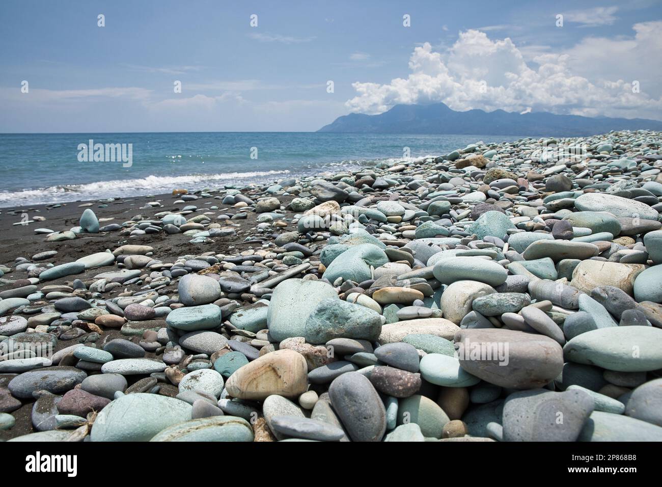Nahaufnahme der blauen Steine am Strand von Pantai Batu Biru, dem Blue Stone Beach, in Ende on Flores. Stockfoto
