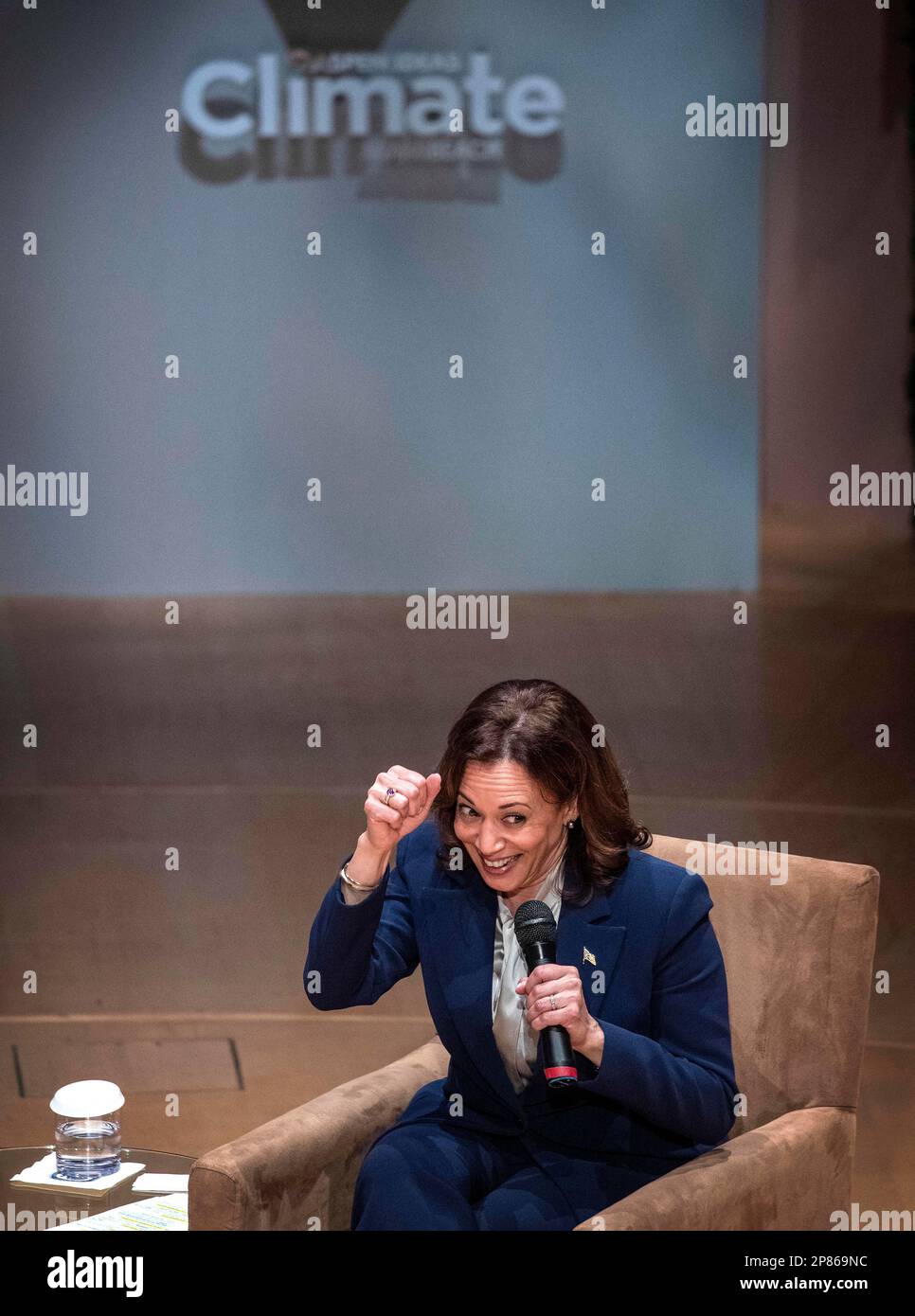 Miami Beach, Usa. 08. März 2023. Der US-Vizepräsident Kamala Harris nimmt an einem moderierten Gespräch Teil, das sich auf „die Investitionen der Regierung Biden-Harris zur Bekämpfung der Klimakrise und die laufenden Bemühungen um den Aufbau einer neuen, für alle funktionierenden Energiewirtschaft“ im New World Symphony Auditorium in Miami Beach, Florida, USA, am 08. März 2023 konzentriert. Neben Harris ist Songwriterin Gloria Estefan. Foto: Cristobal Herrera-Ulashkevich/Pool/ABACAPRESS.COM Kredit: Abaca Press/Alamy Live News Stockfoto