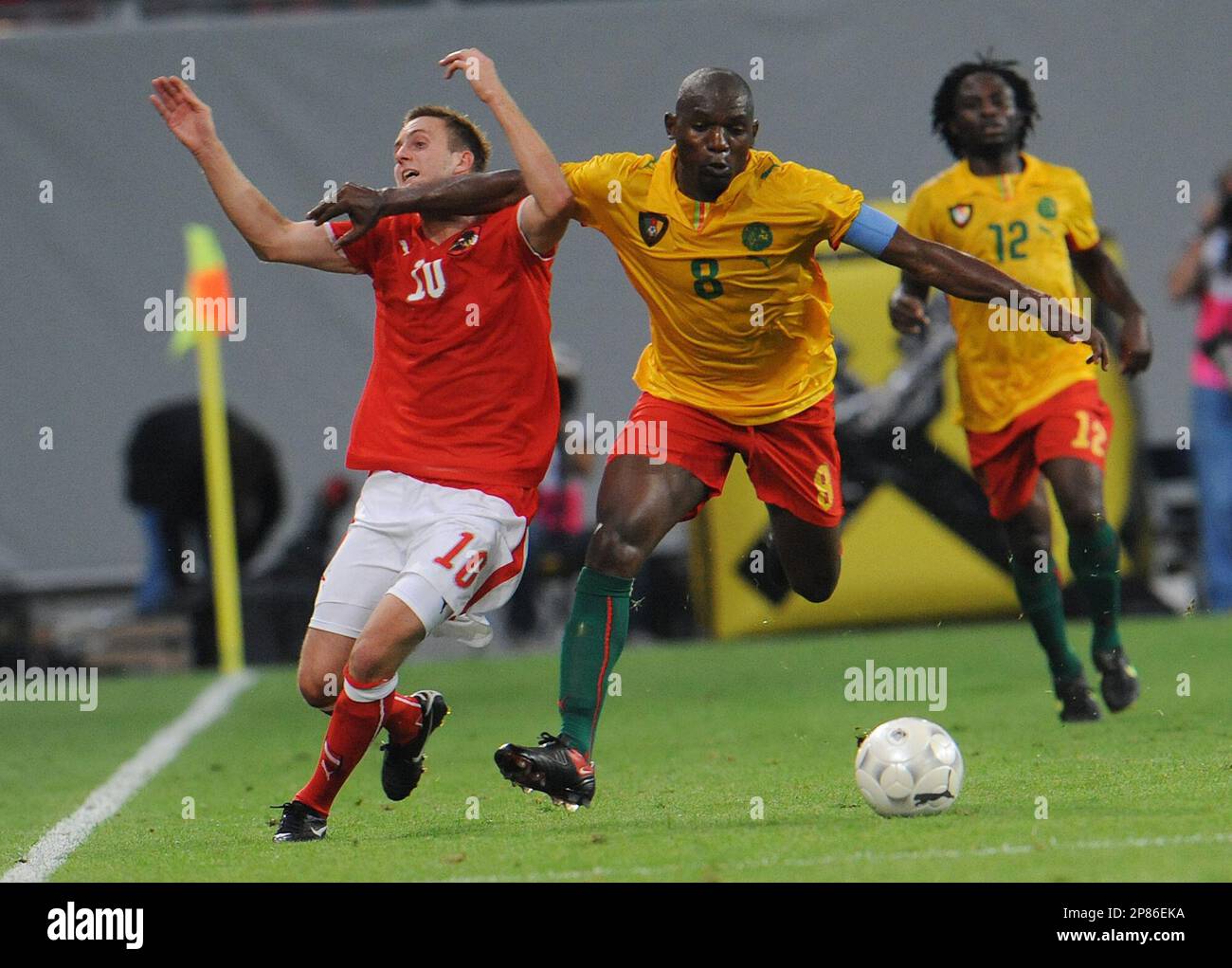 Austria's Jakob Jantscher, left, fight for the ball with Cameroon's Sorele Geremi Njitap during their friendly soccer match between Austria and Cameroon, at Klagenfurt's stadium, Austria, Wednesday, Aug. 12, 2009. (AP Photo/Kerstin Joensson) Stockfoto