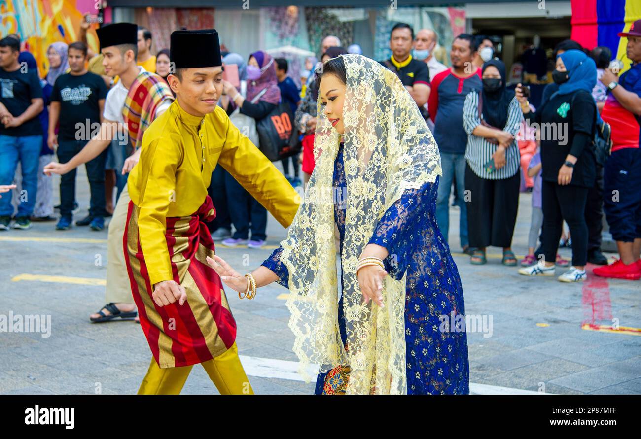 Februar-20-2023- Kuala Lumpur Malaysia - Festtanz auf der Straße mit jungen Leuten, die sich in bunten Kleider verloben werden Stockfoto