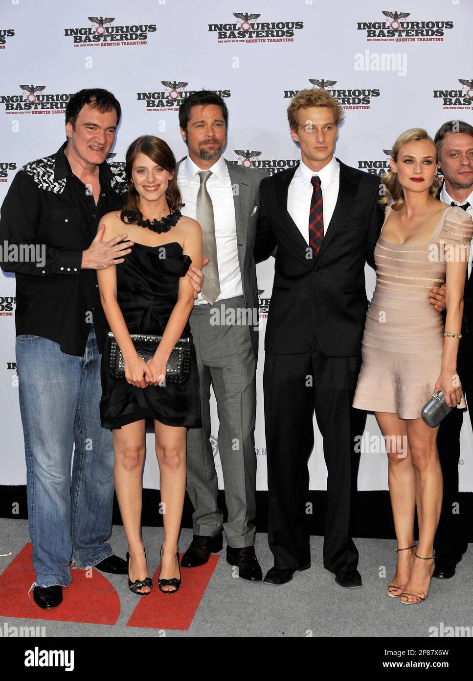 From left, director Quentin Tarantino, actress Melanie Laurent, U.S. actor  Brad Pitt, actor Alexander Fehling and actress Diane Kruger arrive for the  German premiere of the movie Inglourious Basterds in Berlin, Germany,
