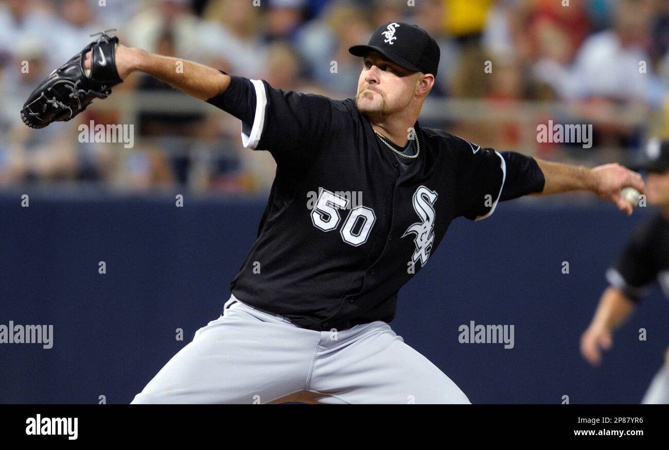 Chicago White Sox's John Danks pitches against the Minnesota Twins during the first inning of a baseball game Monday, July 27, 2009, in Minneapolis. (AP Photo/Tom Olmscheid) Stockfoto