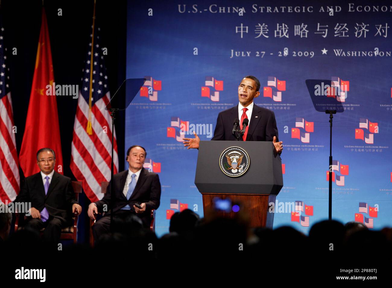 President Barack Obama welcomes China's Vice Premier Wang Qishan, center, and State Councilor Dai Bingguo, far left, as he opens the U.S.-China Strategic and Economic Dialogue in Washington, Monday, July 27, 2009. The meetings are expected to expose sharp differences on trade and soaring U.S. budget deficits. (AP Photo/J. Scott Applewhite) Stockfoto
