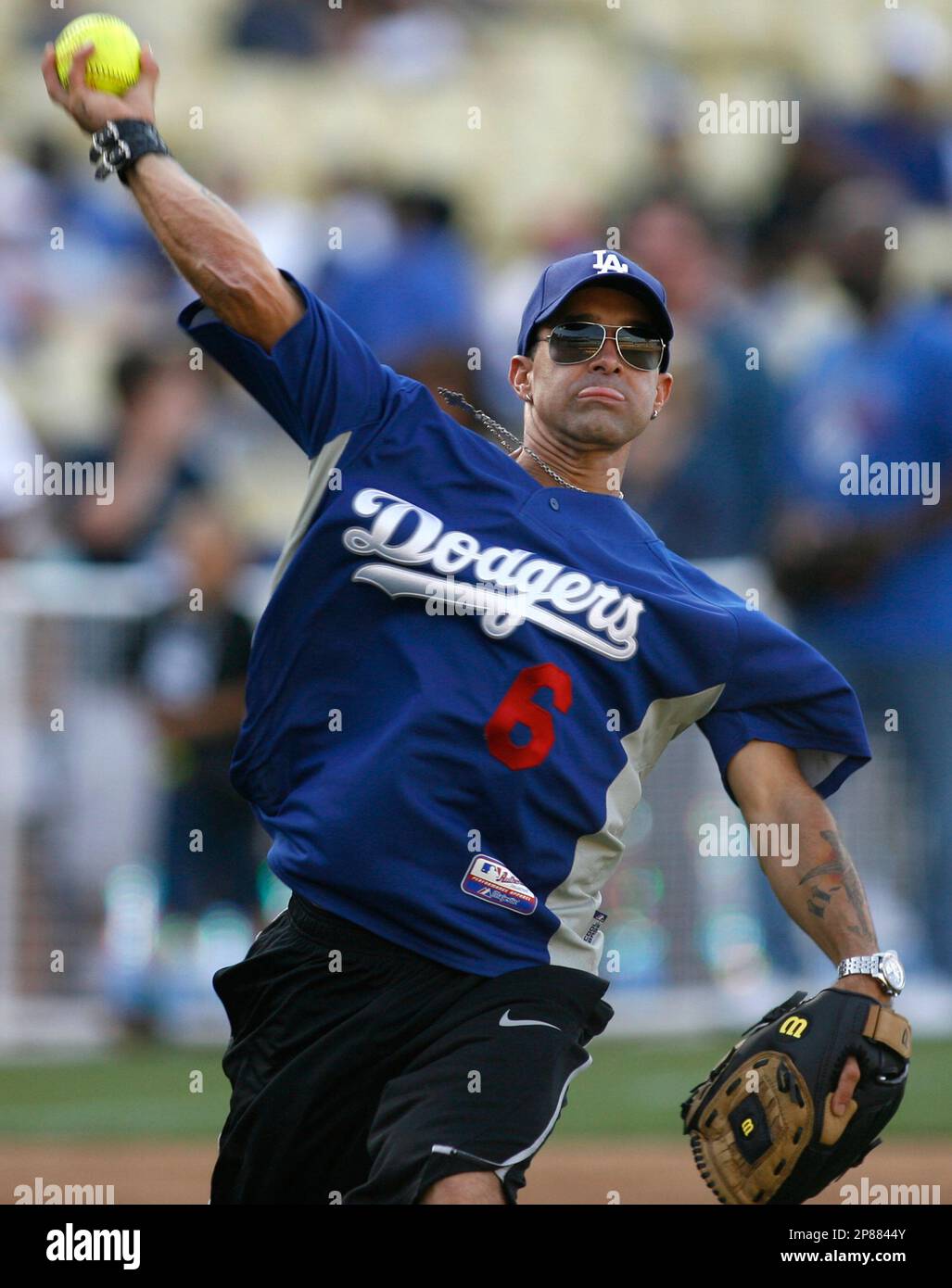 Musician Scott Stapp, lead singer of the band "Creed", throws the ball during a Hollywood Stars softball game before the Major League Baseball game between the Los Angeles Dodgers and the Florida Marlins, Saturday, July 25, 2009, in Los Angeles. Stapp later sang the national anthem at the game. (AP Photo/Danny Moloshok) Stockfoto