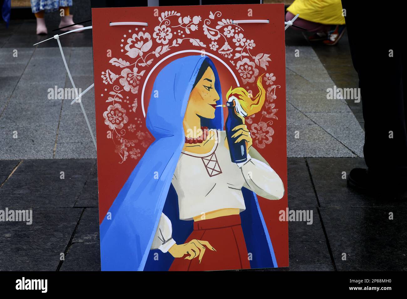 Nicht exklusiv: CHARKIV, UKRAINE - 8. MÄRZ 2023 - Aktivisten veranstalten die Frauen- und Kriegsmesse am Svobody (Freedom) Square am Internationalen Frauentag Stockfoto