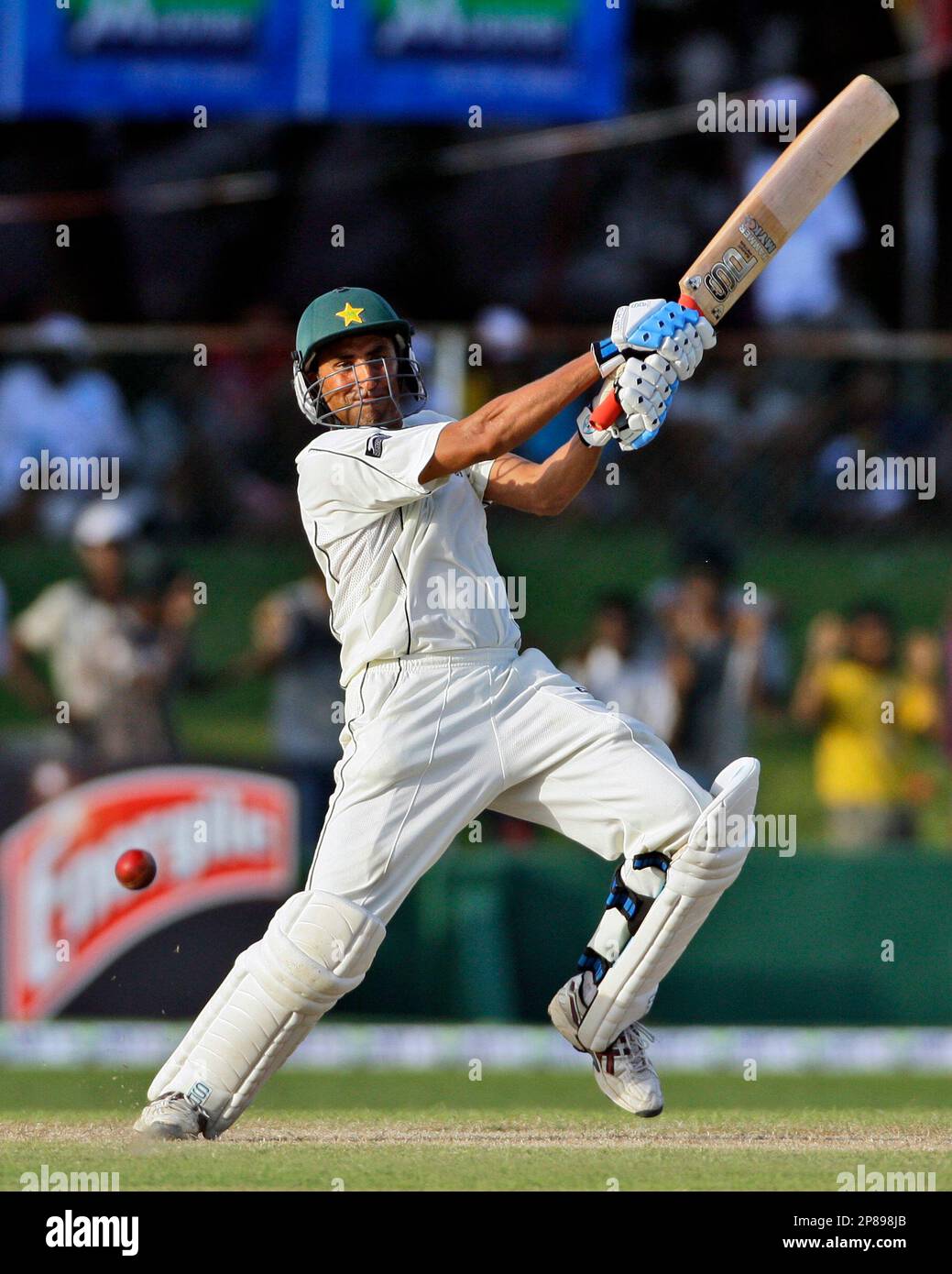 Pakistan's cricket team captain Younis Khan hits a shot on second day of the second cricket test match between Sri Lanka and Pakistan, in Colombo, Sri Lanka, Monday, July 13, 2009. (AP Photo/Gurinder Osan) Stockfoto