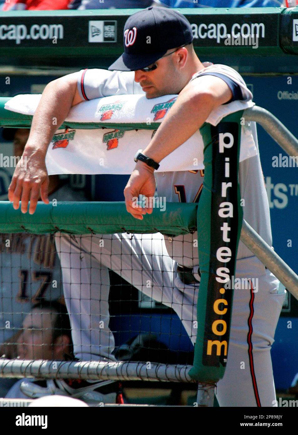 FILE -- This is a June 12, 2008 file photo showing Washington Nationals manager Manny Acta at the top of the dugout during a baseball game against the Pittsburgh Pirates in Pittsburgh. Acta is out as manager of the Washington Nationals. Acting general manager Mike Rizzo confirmed the firing Monday morning, June 13, 2009, in an e-mail to The Associated Press.(AP Photo/Gene J. Puskar) Stockfoto