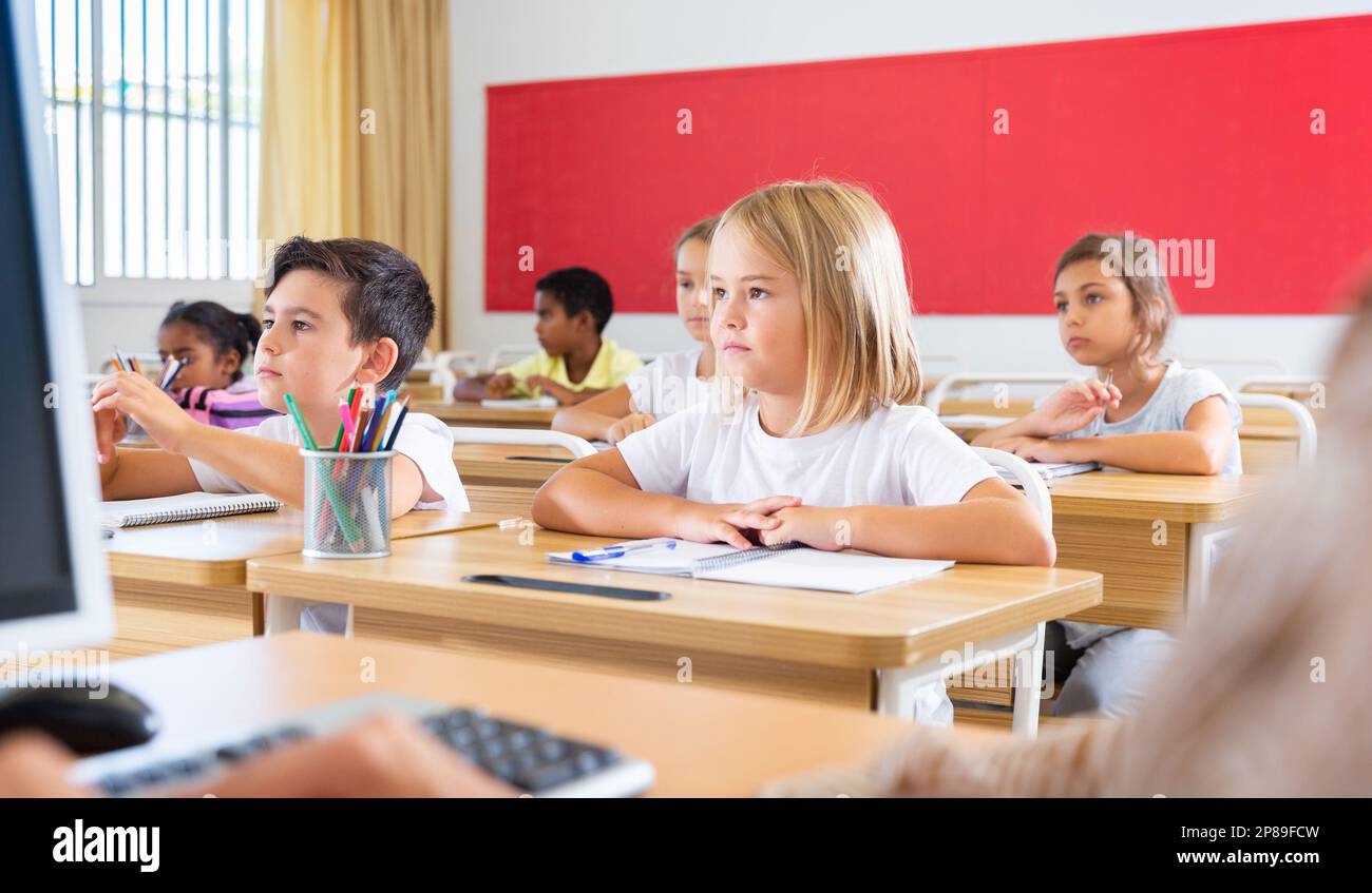 Jugendliche Schüler arbeiten fleißig in der Klasse mit dem Lehrer Stockfoto