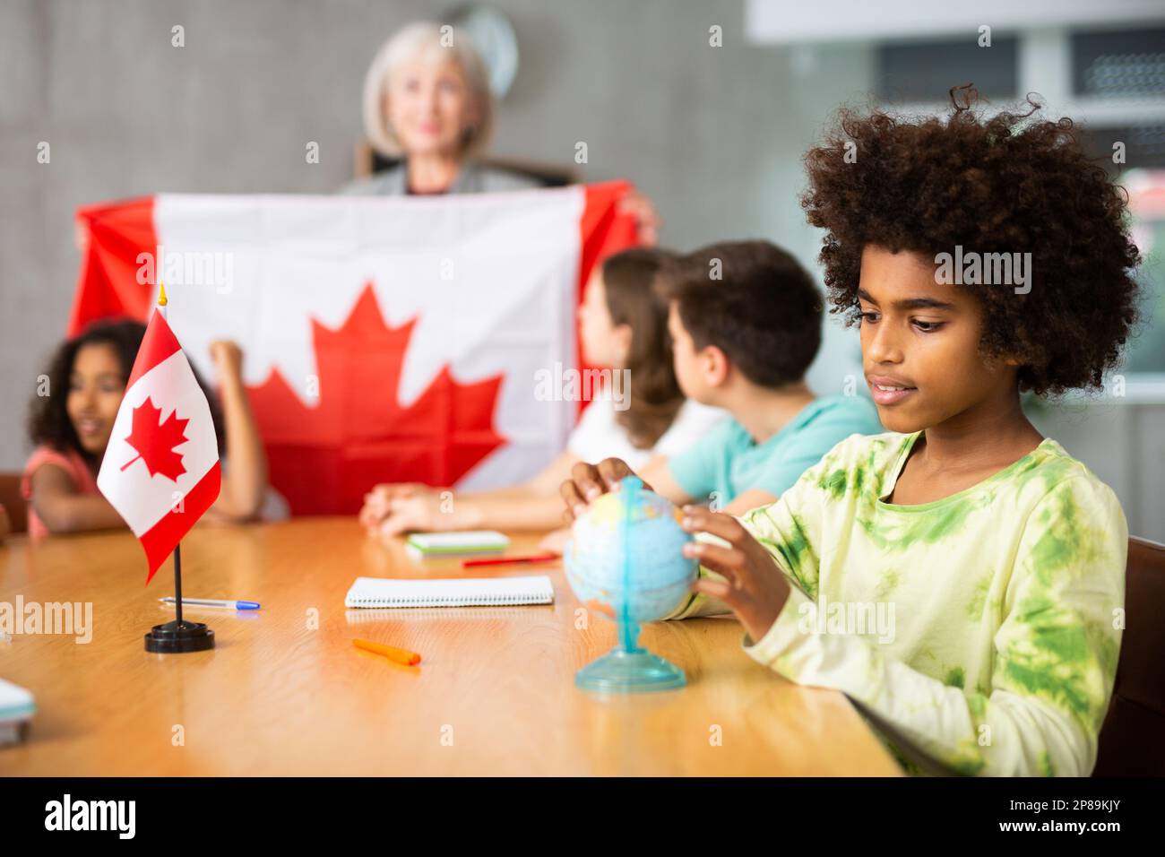 Eine erfahrene Lehrerin erzählt den Schülern die Geschichte Kanadas Stockfoto