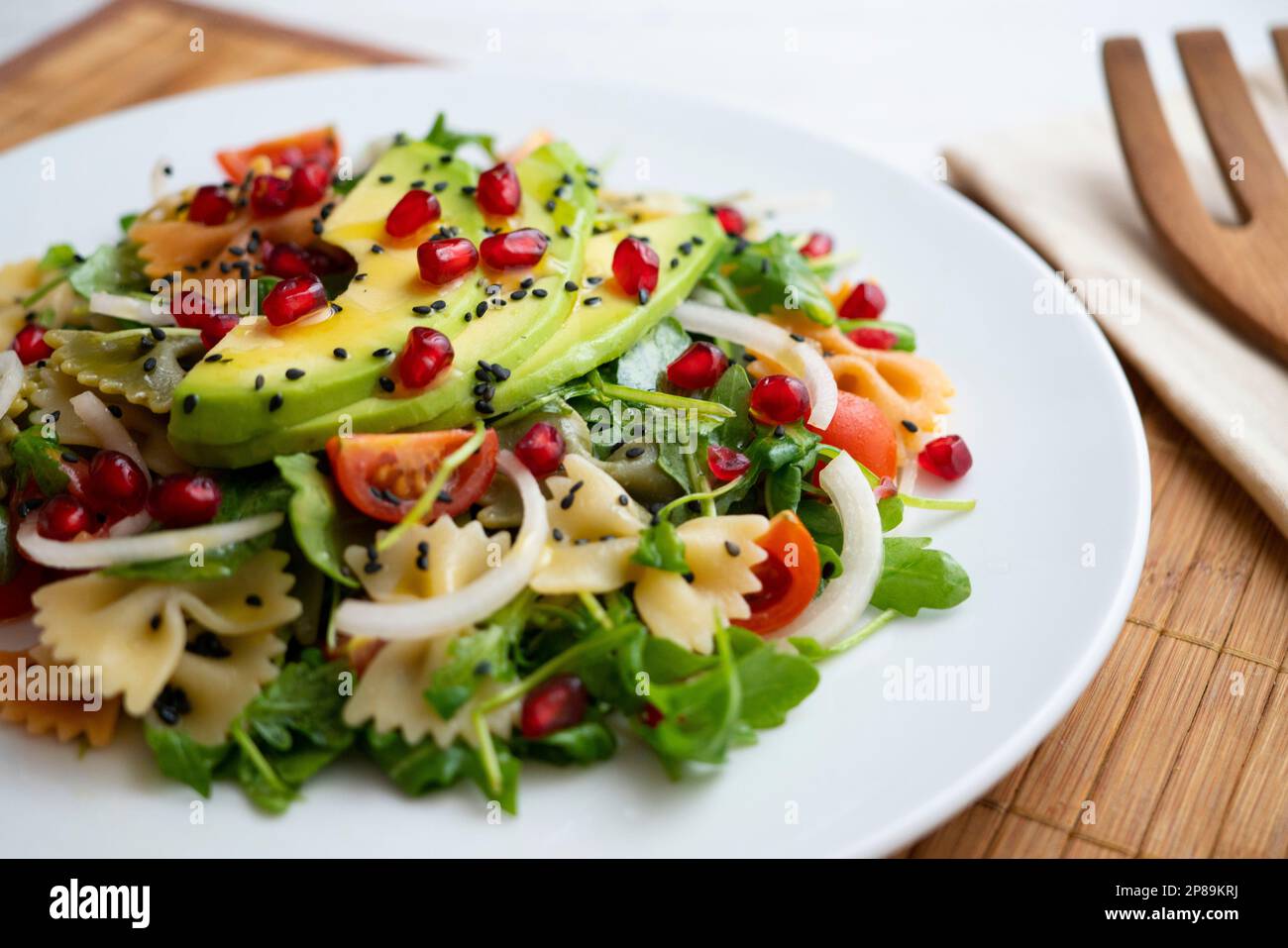 Köstlicher Salat mit Pasta und Avocado. Stockfoto