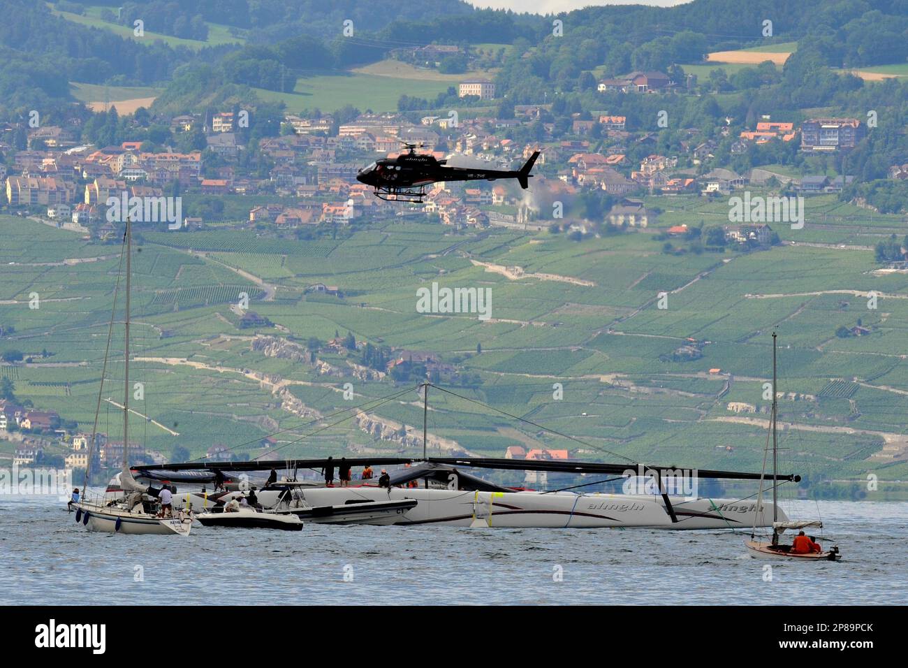 A Russian Mi-26 helicopter transports the new giant catamaran Alinghi 5, built for the 33rd America's Cup by Swiss defender team Alinghi, from its shipyard in Villeneuve to the Lac Lemand in Le Bouveret, western Switzerland, Wednesday, July 8, 2009. After losing a court case against American challenger BMW Oracle Racing, Switzerland-based Alinghi set them up to race the 33rd America's Cup in 90-foot multihulls in February 2010. (AP Photo/Keystone/Dominic Favre) Stockfoto