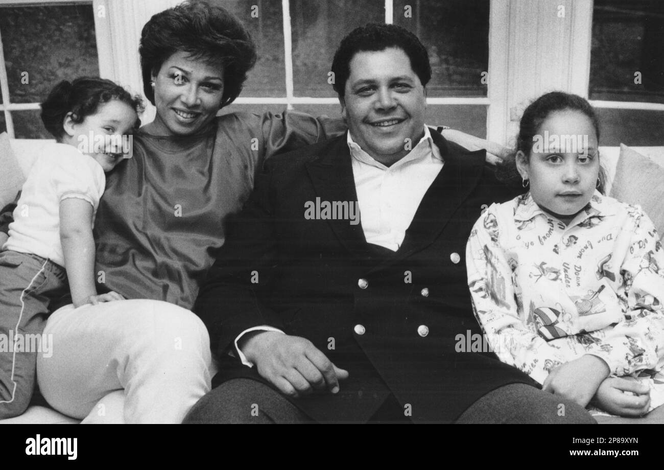 Former Atlanta mayor Maynard Jackson shown with his wife of 10 years Valerie, and their children Alexandra (left) and Valerie Amanda in 1987. (AP Photo/AJC Staff) /Atlanta Journal-Constitution via AP) Stockfoto