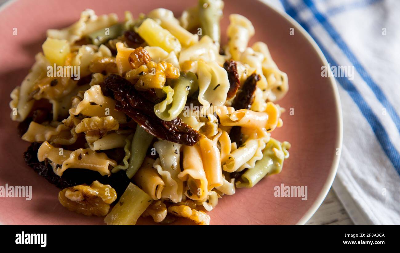 Köstlicher und gesunder Nudelsalat und getrocknete Tomaten. Stockfoto