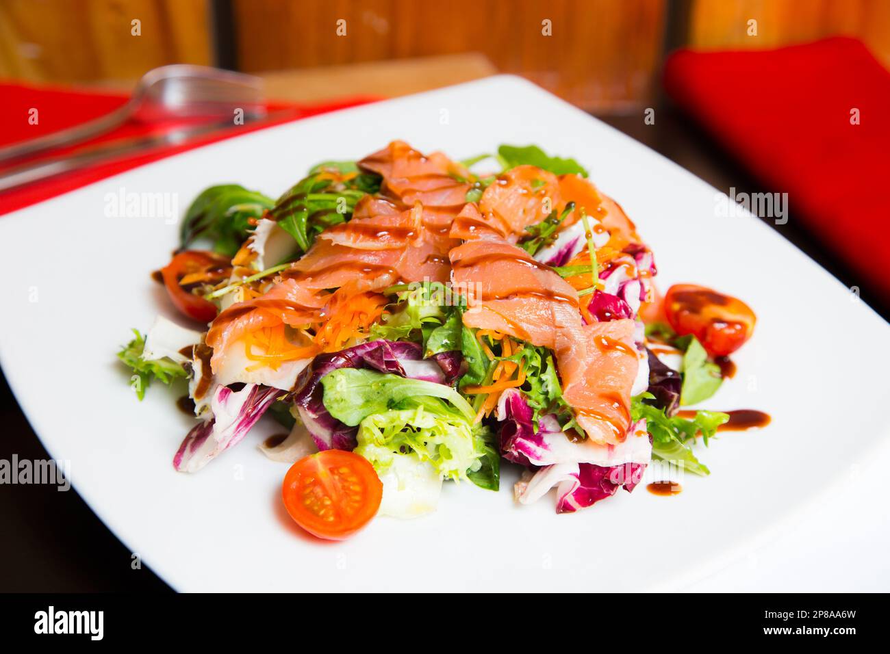 Köstlicher Salat mit frischem Lachs aus Alaska. Stockfoto