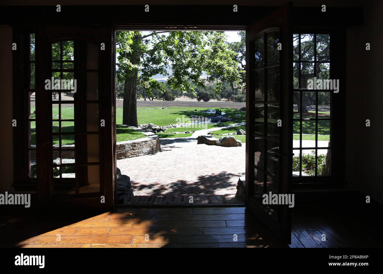 A door across from the main entrance in the main house overlooks the back grounds at Neverland Ranch in Los Olivos, Calif., Thursday, July 2, 2009. (AP Photo/Carolyn Kaster) Stockfoto