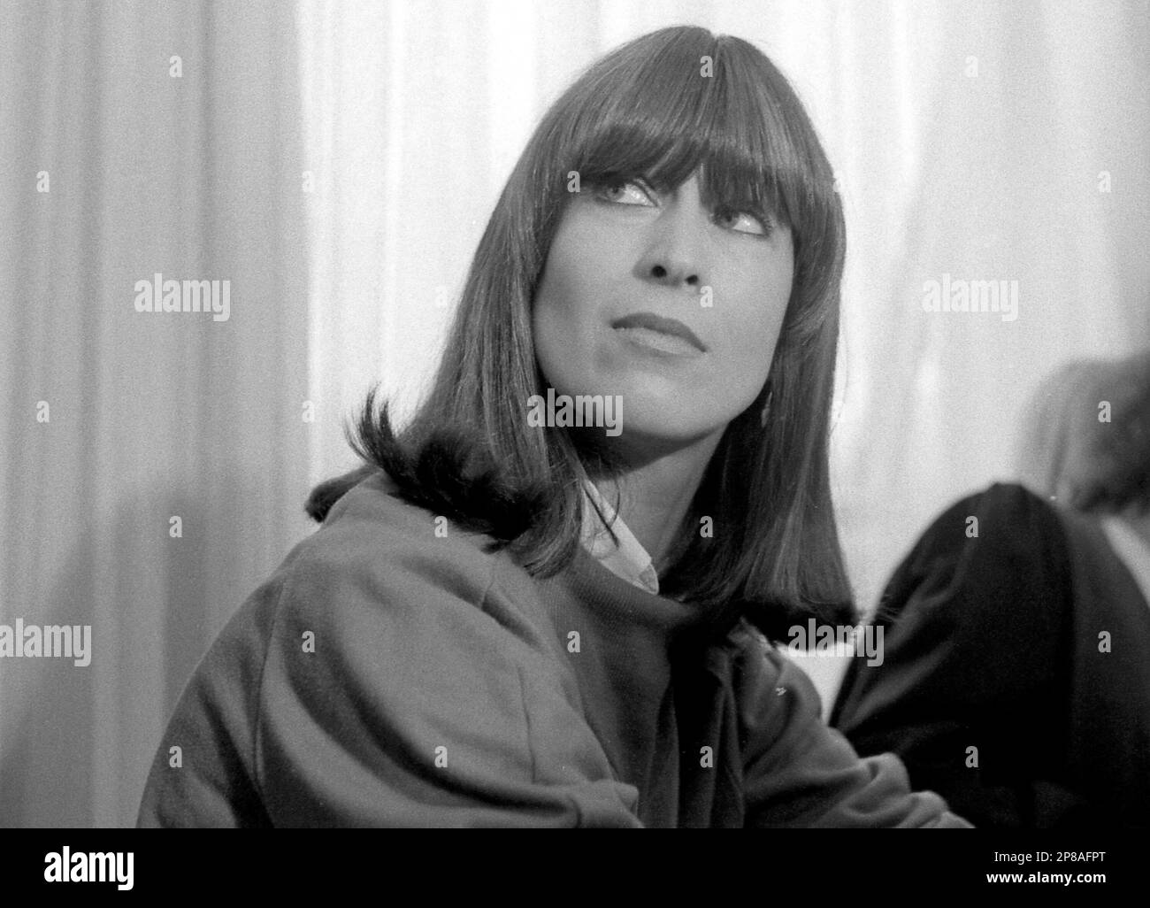 ARCHIV - Marianne Bachmeier sitzt am 2. November 1982 im Luebecker Landgericht in Luebeck. Kaum ein Prozess der Nachkriegszeit hat so viel Aufsehen erregt wie der "Fall Bachmeier": Die damals 30-jaehrige Marianne Bachmeier erschoss am 6. Maerz 1981 in einem Luebecker Gerichtssaal den Moerder ihrer siebenjaehrigen Tochter Anna. (AP Photo/Helmuth Lohmann) ** zu unserem Korr ** --- 32-year-old Marianne Bachmeier is pictured in a court room of the district court in Luebeck, West Germany, Tuesday November 2, 1982. Bachmeier stands trial charged with the killing of Klaus Grabowski, the alleged murde Stockfoto