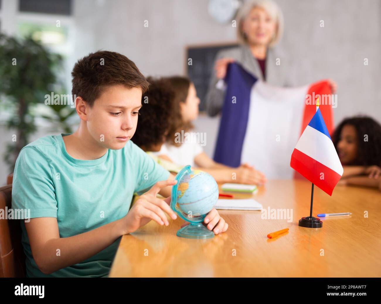 Eine reife Lehrerin erzählt den Schülern die Geschichte Frankreichs Stockfoto