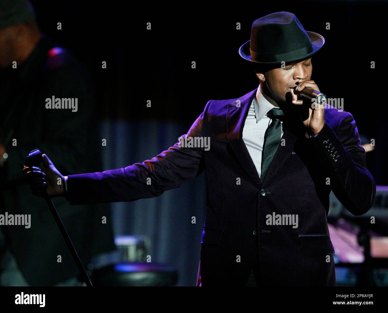 Ne-Yo performs "The Lady in My Life" as a tribute to Michael Jackson at the ASCAP Rhythm & Soul Music Awards on Friday June 26, 2009 in Beverly Hills, Calif. (AP Photo/ Matt Sayles) Stockfoto