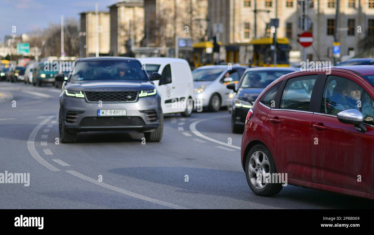 Warschau, Polen. 8. März 2023 Autoverkehr zur Hauptverkehrszeit in der Innenstadt der Stadt. Autoverschmutzung, Stau den ganzen Tag. Stockfoto