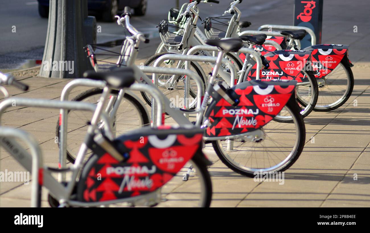 Warschau, Polen. 8. März 2023 Fahrräder können gemietet werden. Veturilo ist ein öffentliches Fahrradverleihsystem. Stockfoto