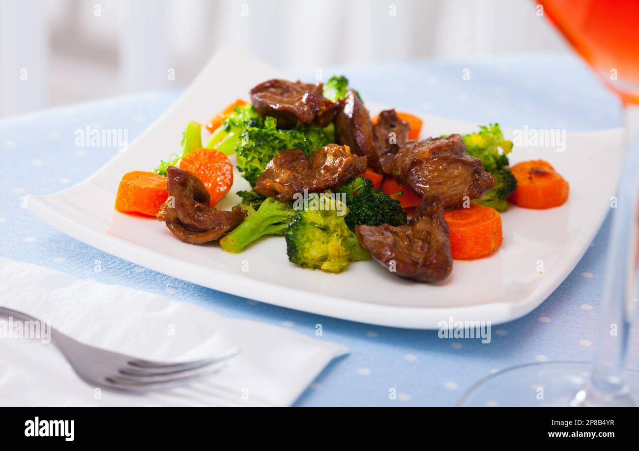 Gebratene Hühnerherzen mit Brokkoli und Karotten Stockfotografie - Alamy