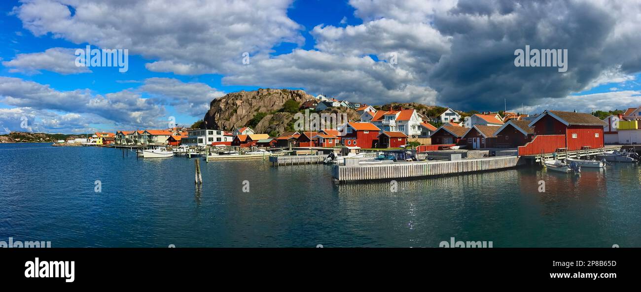 Wunderschöner Panoramablick auf eine typisch schwedische Stadt am Meer unter bewölktem Himmel Stockfoto