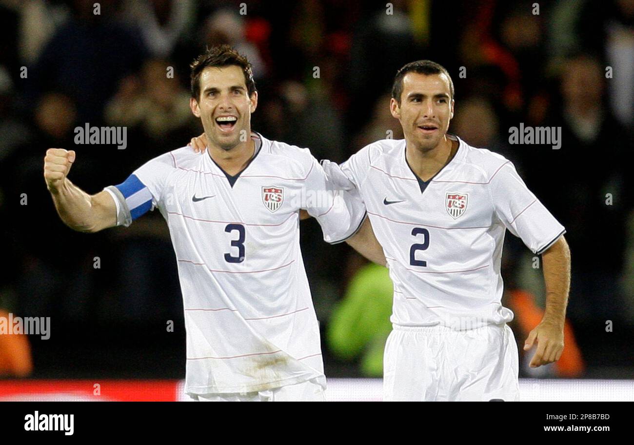 USA's Carlos Bocanegra, left, celebrates with teammate Jonathan Bornstein at the end of their Confederations Cup semifinal soccer match at Free State Stadium in Bloemfontein, South Africa, Wednesday, June 24, 2009. The US won 2-0 and advanced to the final. (AP Photo/Paul Thomas) Stockfoto