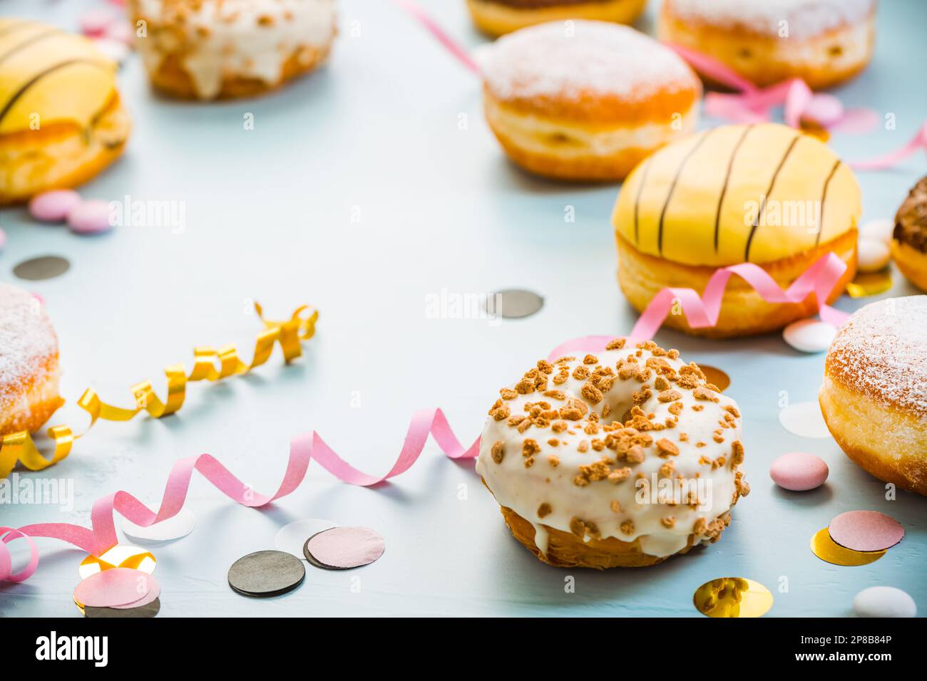Deutsche Krapfen oder Donuts mit Bändern und Konfetti. Traditioneller ...