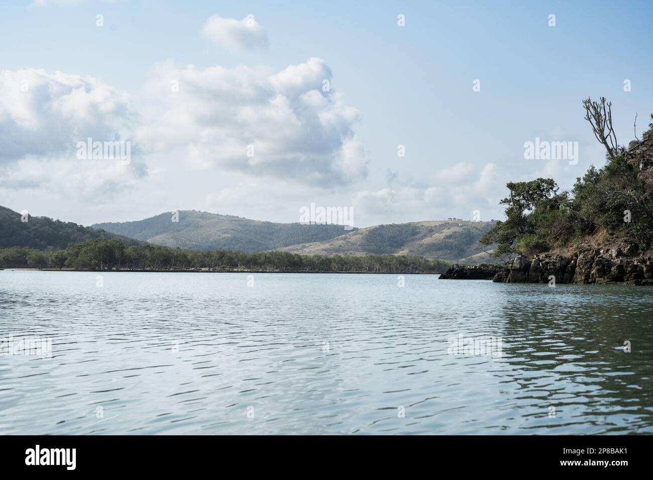 Ruhiger See mit malerischem Blick auf die Berge und ruhiger Himmelsspiegelung Stockfoto