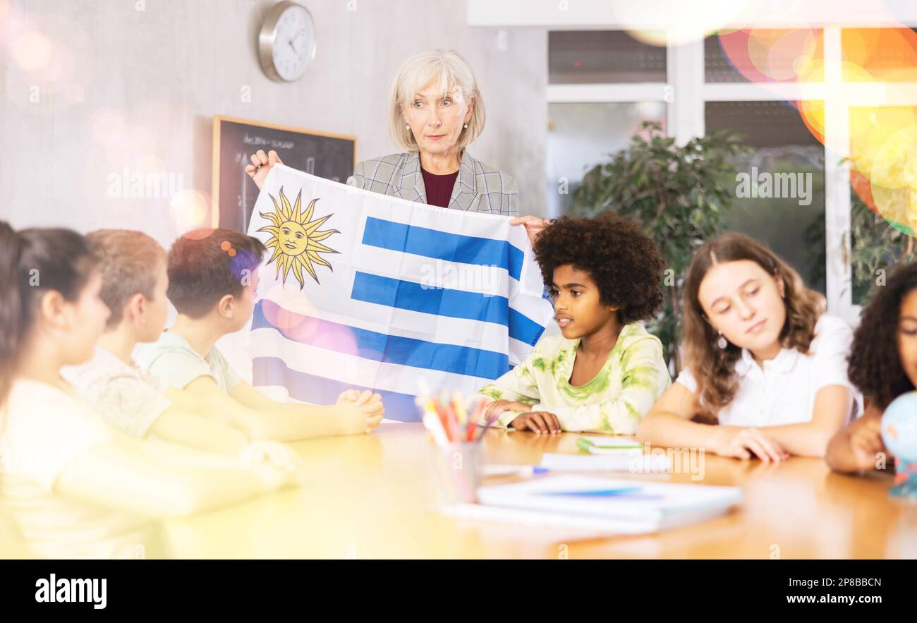 Eine erfahrene Lehrerin erzählt den Schülern die Geschichte von Uruguay Stockfoto